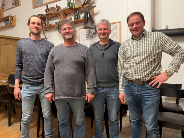v.l.: Wasserschutzberater Philipp Maier (Ecozept, Freising), Landwirte Martin Mittermeier, Robert Wittmann, Christian Goldbrunner