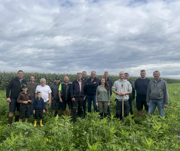 Landwirte der Freiwilligen Kooperation zusammen mit Betriebsleiter Thomas Bernhart, Stadtwerke Wasserburg (1. von rechts hinten), dessen Stellvertreter Michael Andraschko (2. von rechts hinten) sowie den Wasserschutzberatern Philipp Maier (1. von rechts vorne) und Franziska Kerger (2. von rechts vorne) bei der Feldbegehung im September (Foto: Ecozept)