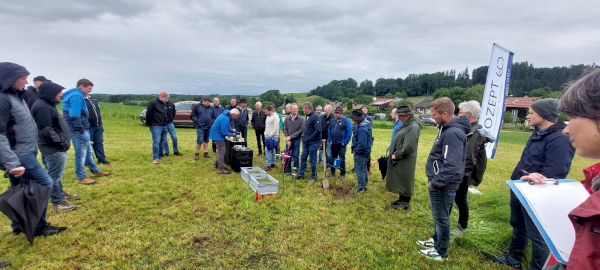Teilnehmende des Grünlandfeldtags in Bad Endorf mit Grünlandberater Hans Koch (Bildmitte, blaue Jacke)